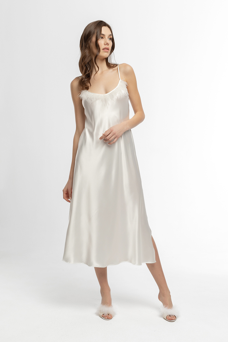 Maxi bridal nightgown with feathers